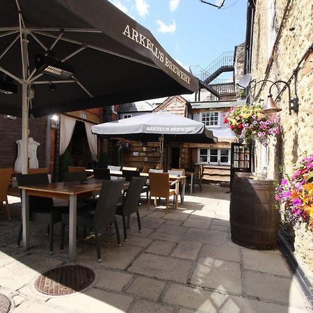 The Saracens Head Hotel Highworth Bagian luar foto