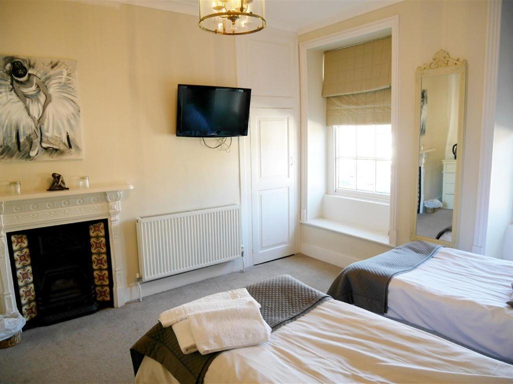 The Saracens Head Hotel Highworth Bagian luar foto