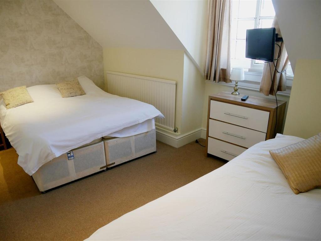 The Saracens Head Hotel Highworth Bagian luar foto