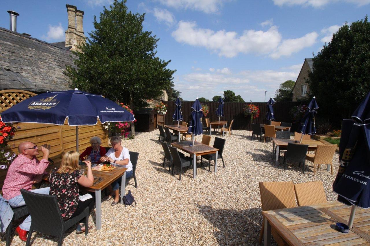 The Saracens Head Hotel Highworth Bagian luar foto