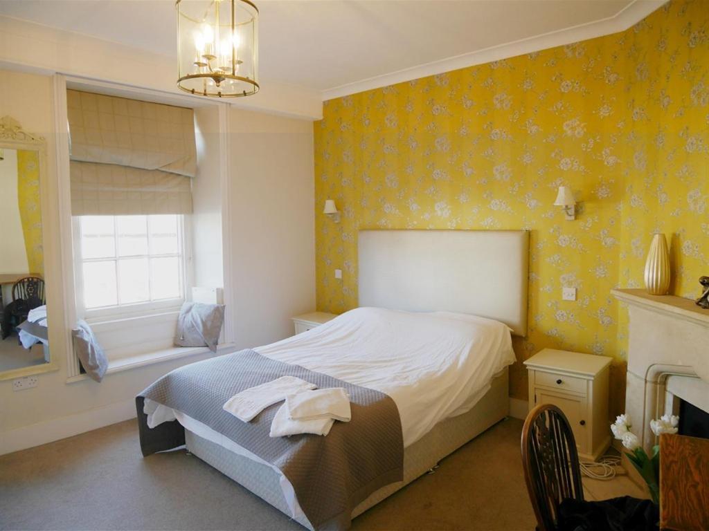 The Saracens Head Hotel Highworth Bagian luar foto