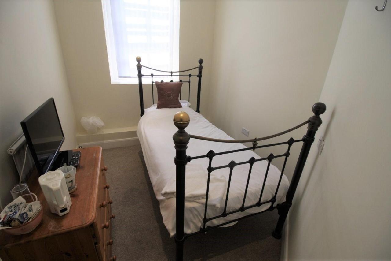 The Saracens Head Hotel Highworth Ruang foto