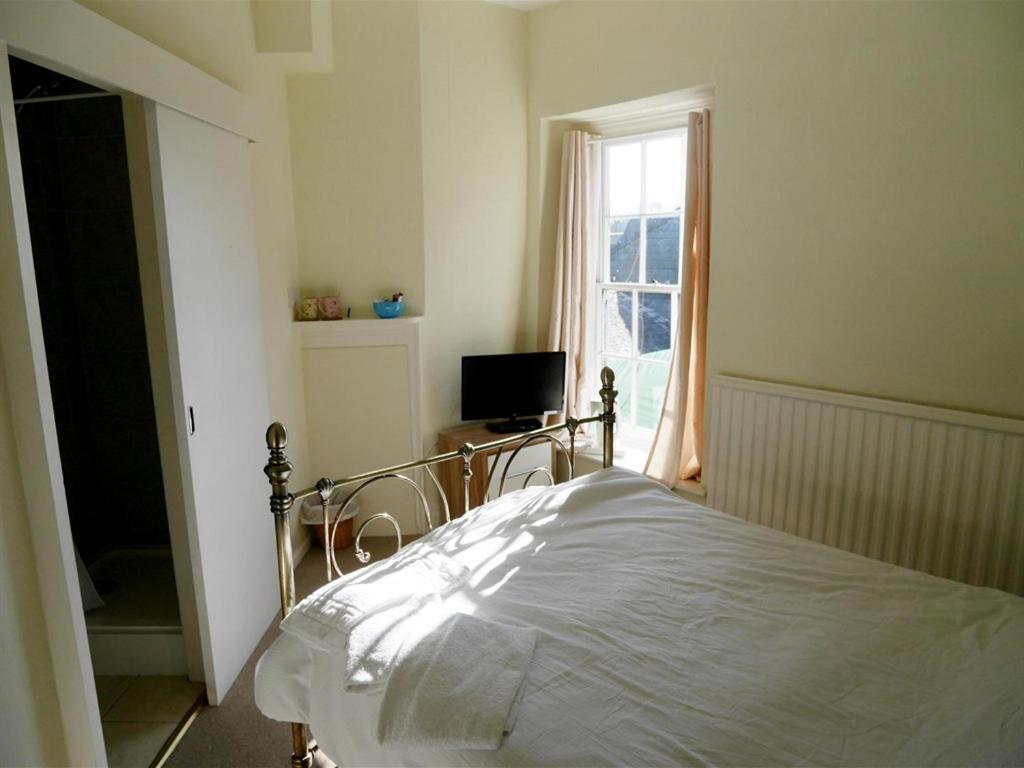 The Saracens Head Hotel Highworth Bagian luar foto