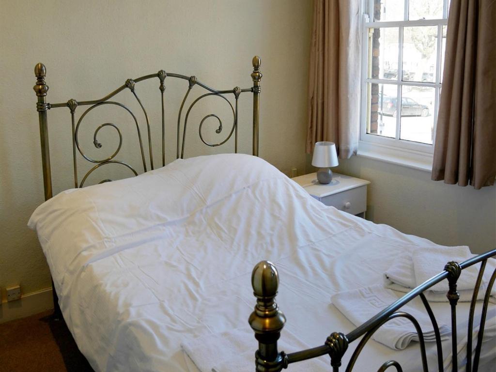 The Saracens Head Hotel Highworth Bagian luar foto