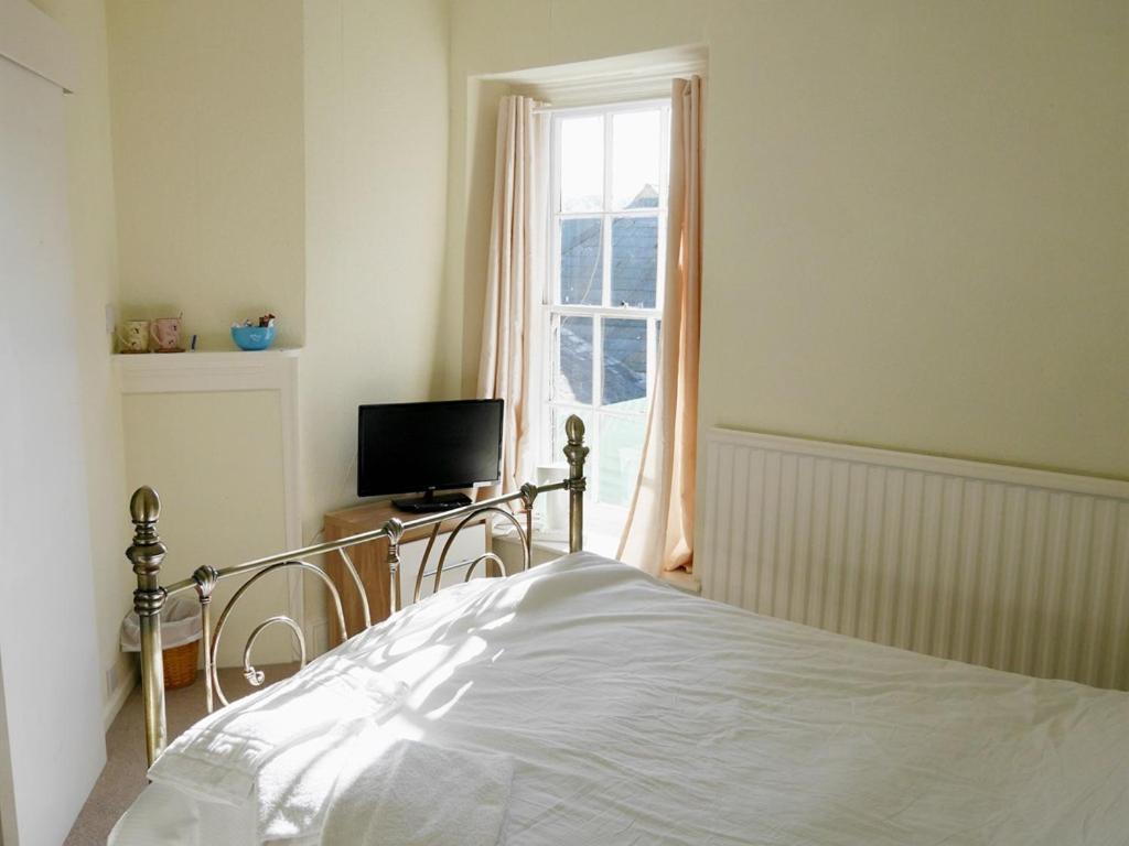 The Saracens Head Hotel Highworth Bagian luar foto