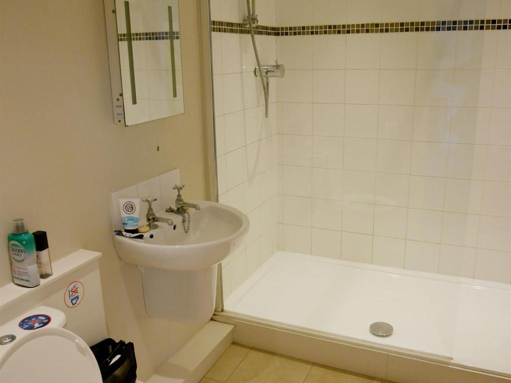 The Saracens Head Hotel Highworth Bagian luar foto