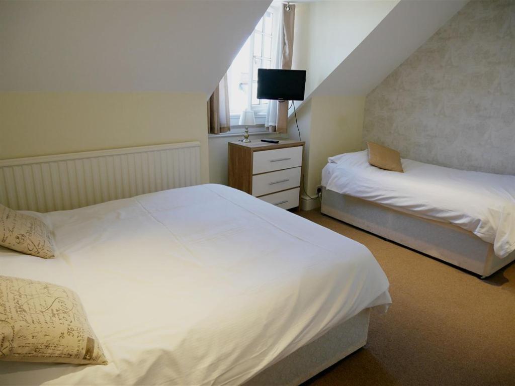 The Saracens Head Hotel Highworth Bagian luar foto