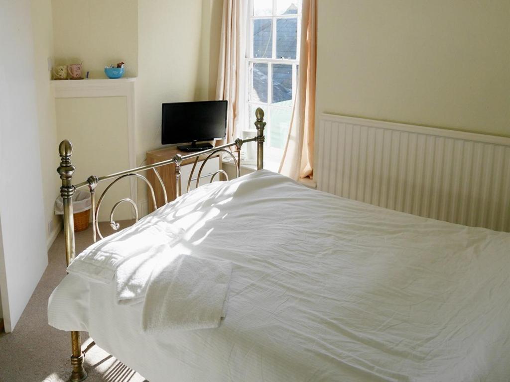 The Saracens Head Hotel Highworth Bagian luar foto