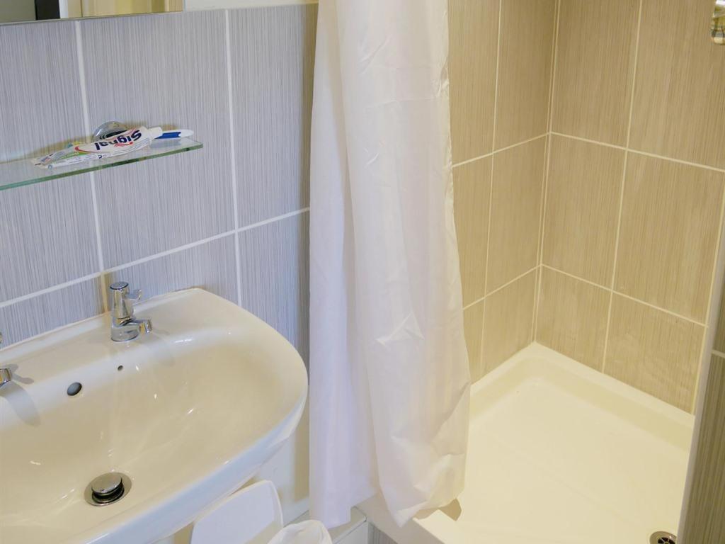 The Saracens Head Hotel Highworth Bagian luar foto