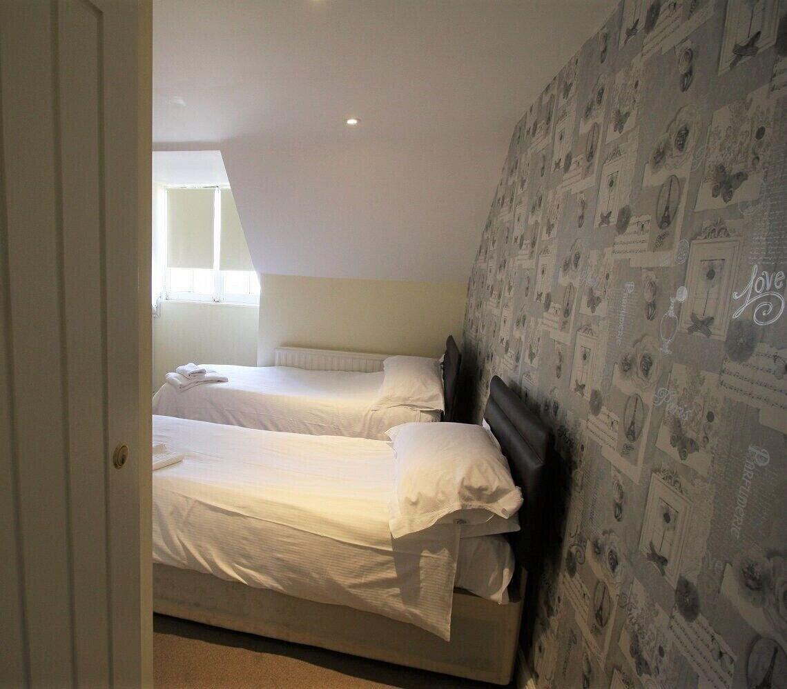 The Saracens Head Hotel Highworth Bagian luar foto