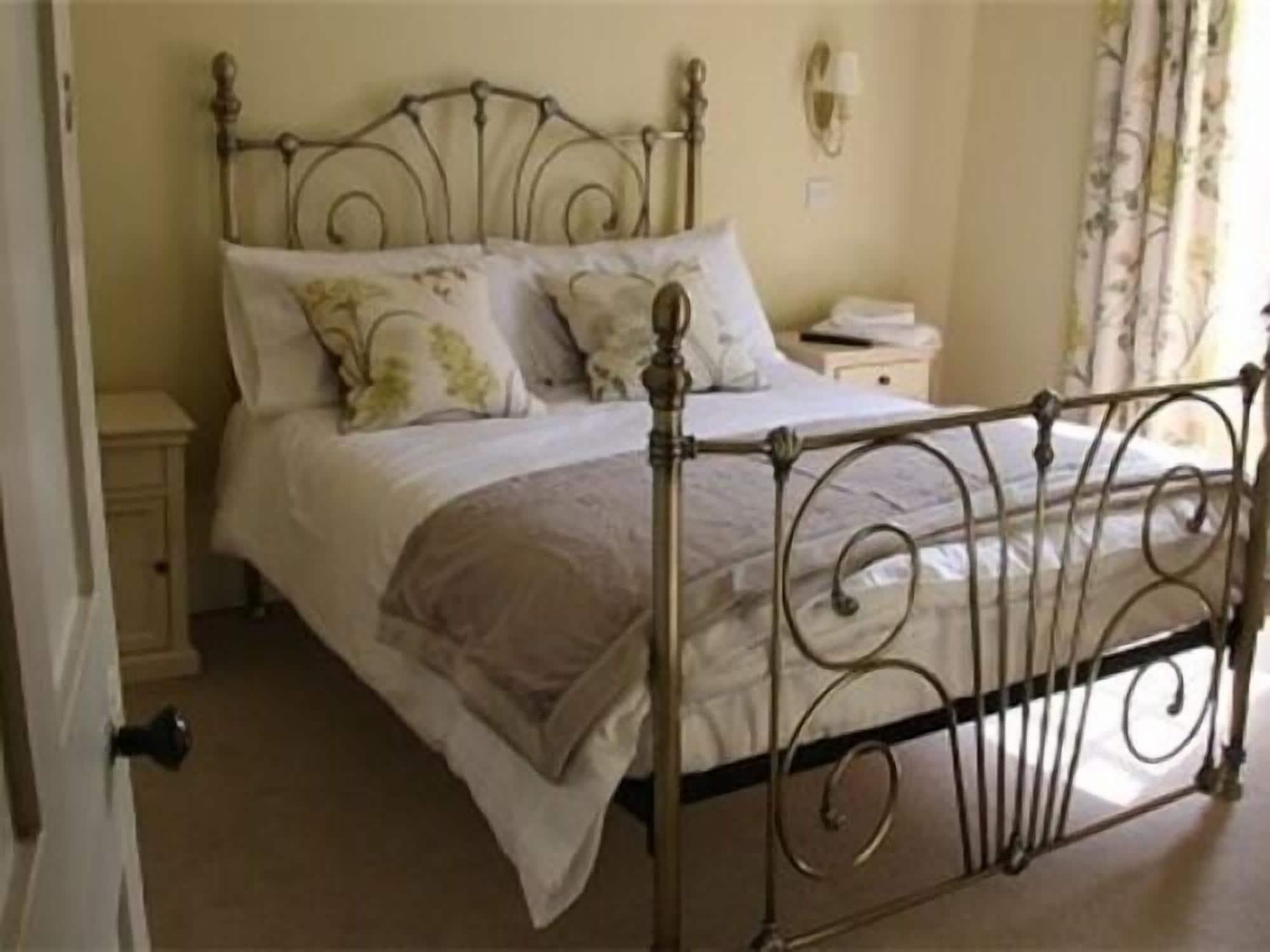 The Saracens Head Hotel Highworth Bagian luar foto