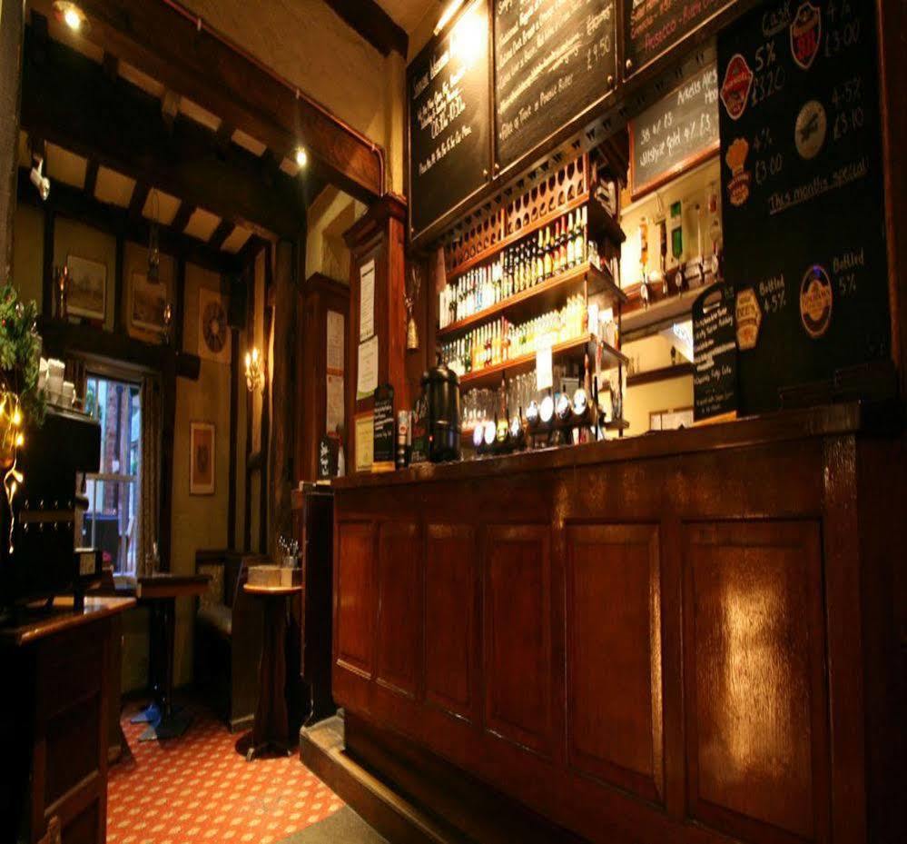 The Saracens Head Hotel Highworth Bagian luar foto