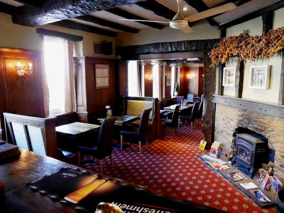 The Saracens Head Hotel Highworth Bagian luar foto